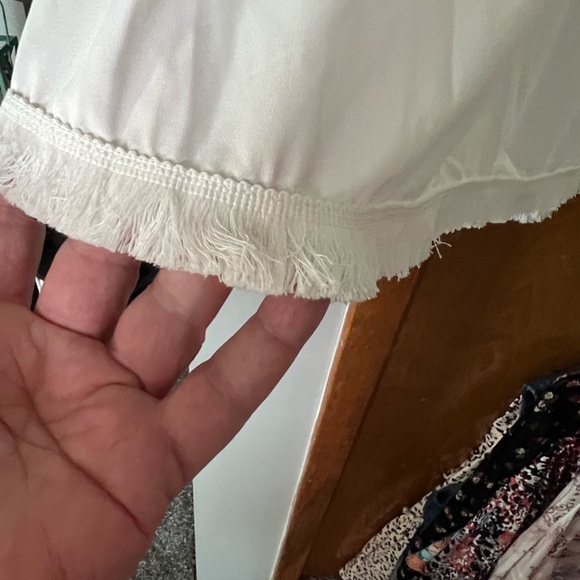 Pretty white top with colorful flowered short layered sleeves. With fringe - Picture 4 of 4